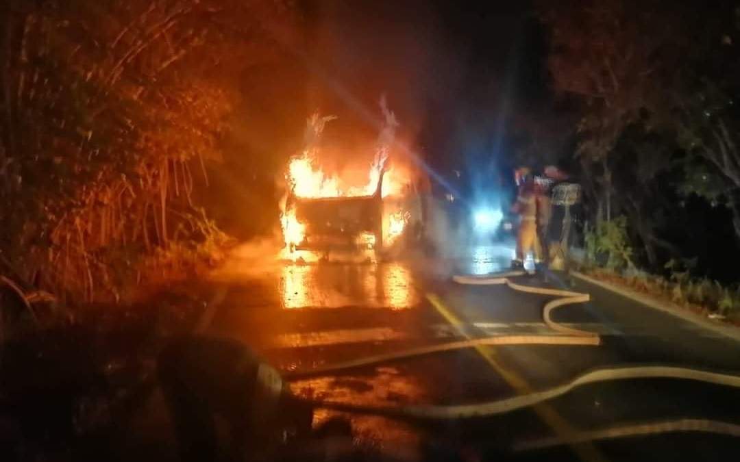 Vehículos incendiados, balaceras y bloqueos, se registraron durante la noche del domingo y madrugada del lunes, en Nayarit