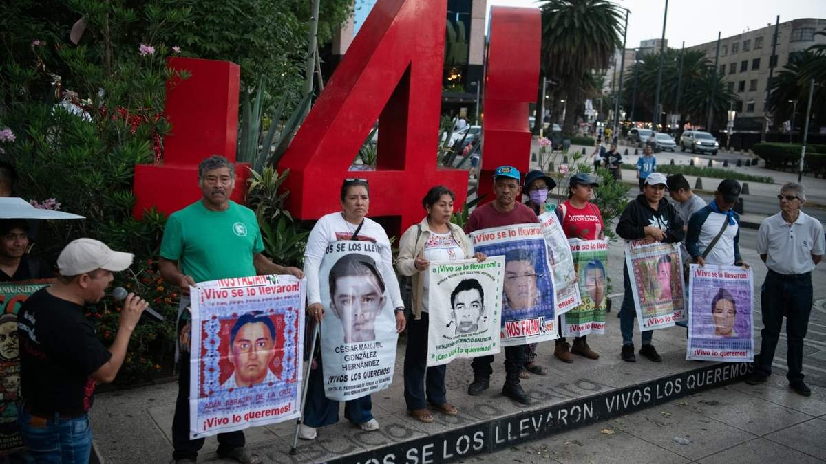 Padres, normalistas e integrantes de organizaciones sociales marcharon contra las desapariciones de Ayotzinapa