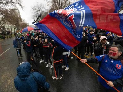 Los hinchas de Universidad de Chile se manifestaron en la Embajada Argentina
