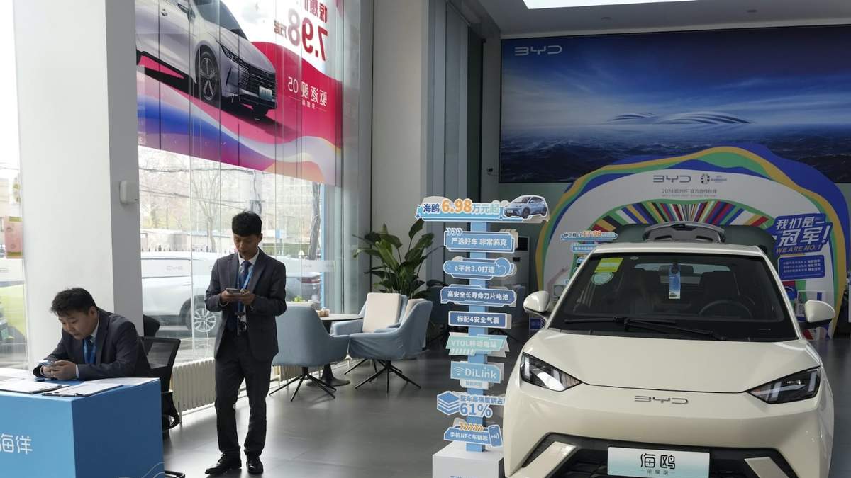 Un módulo de ventas cerca del vehículo eléctrico Seagull de la automotriz china BYD
