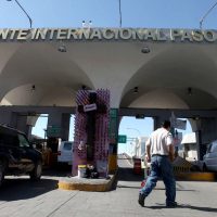 Obreros de maquilas en Juárez marchan y bloquean puente fronterizo