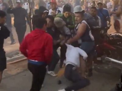 Violencia en Concachampions: Pelea campal entre aficionados de Monterrey y Comunicaciones (Videos)