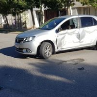 Tremendo choque en Centenario: un policía resultó herido