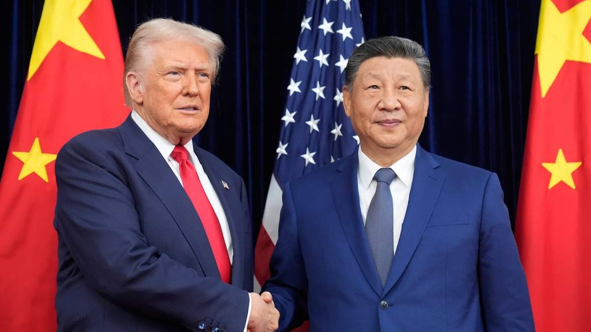 En esta fotografía del 9 de noviembre de 2017 se ve al presidente estadounidense Donald Trump, a la derecha, y su homólogo chino Xi Jinping, durante una ceremonia de recepción en Beijing
