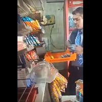Bimbo despide a empleado que fue grabado robando a un anciano en tienda de Iztapalapa (Video)