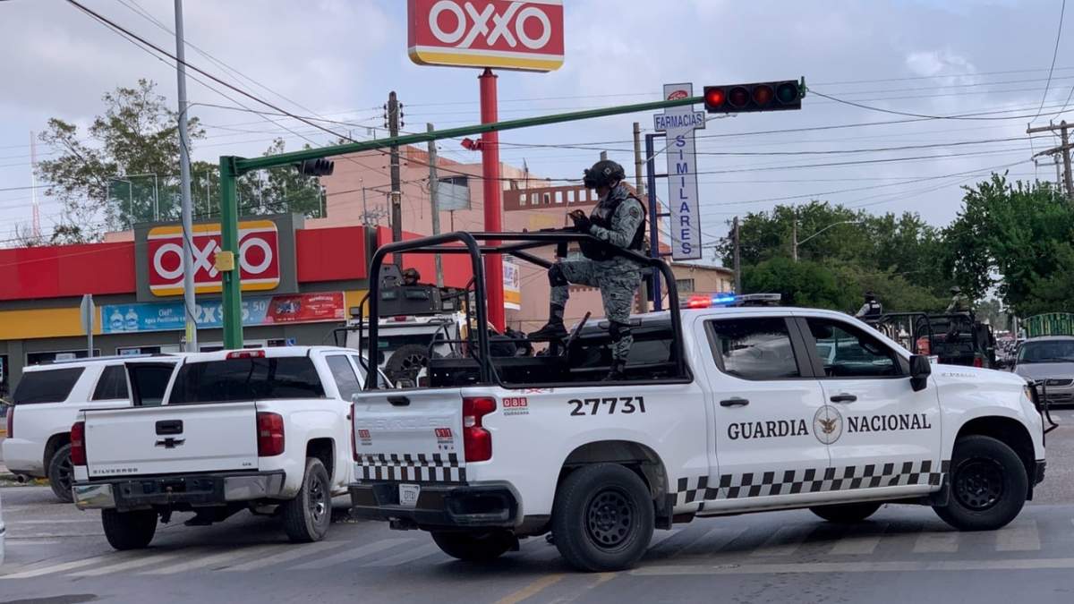 La Guardia Nacional vigilan un Oxxo cerca de la Cámara de Comercio de Tamaulipas, donde fue asesinado su presidente Julio César Almanza, en Matamoros