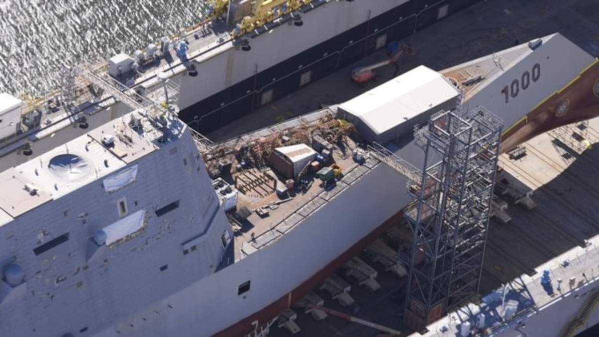 El buque USS Zumwalt en el astillero Huntington Ingalls de Pascagoula, Mississippi, el jueves 21 de noviembre de 2024
