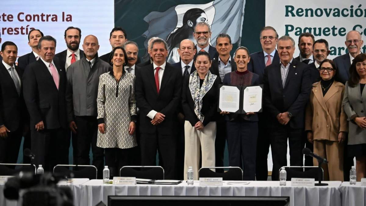 La presidenta Claudia Sheinbaum con miembros del sector empresarial en Palacio Nacional