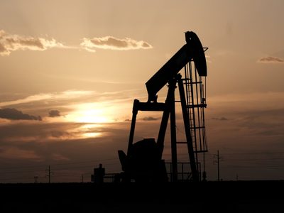 El petróleo opera con ganancias en las bolsas de Nueva York y Londres