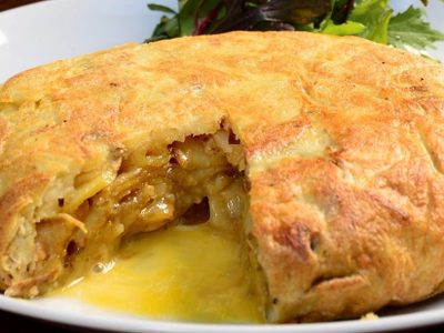 Reutiliza el pollo que te sobró y hacete esta tremenda tortilla de papa rallada que es un 10