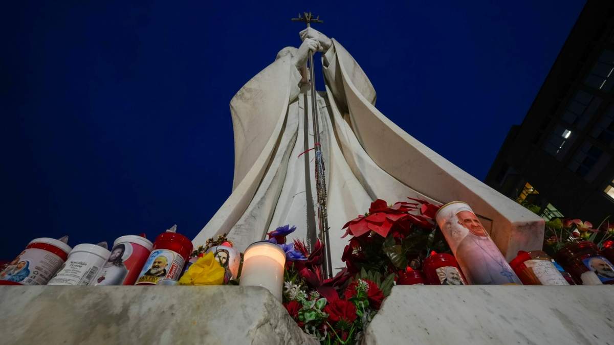 Una estatua del papa Juan Pablo II, en el exterior del policlínico Agostino Gemelli, en Roma, el 19 de febrero de 2025, el centro donde el papa Francisco está hospitalizado desde el 14 de febrero
