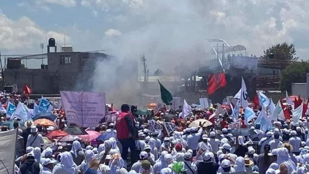 El humo ocasionado por la explosión