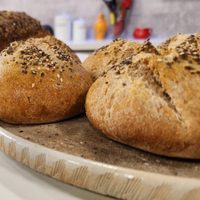 Pan sin amasar y en heladera: no salgas corriendo a la panadería y hacé esta receta perfecta el desayuno o almuerzo