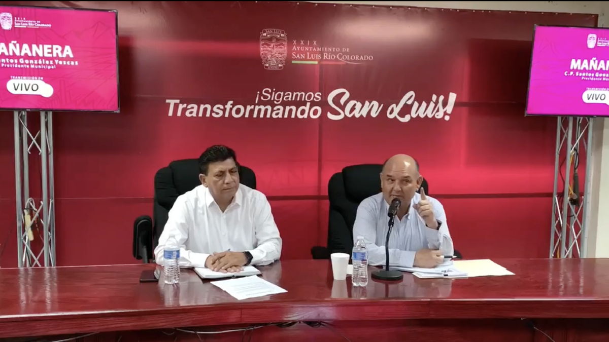 El alcalde (derecha) al momento de respomder al periodista