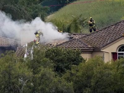 Mueren dos personas y un perro al estrellarse avioneta en vecindario de Los Ángeles