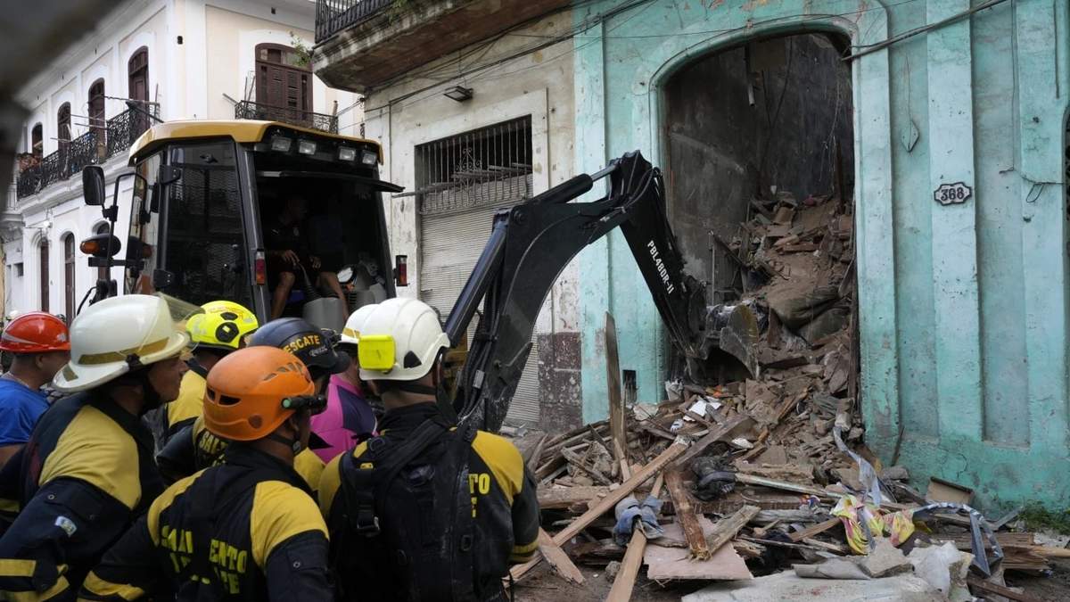 Los bomberos retiran los escombros de un edificio que se derrumbó parcialmente en La Habana, Cuba, el 4 de octubre de 2023