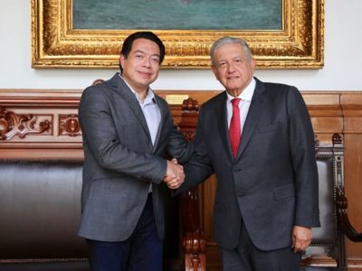 López Obrador recibe al líder de Morena, Mario Delgado, en Palacio Nacional