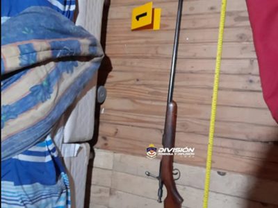 Secuestraron un pequeño arsenal en una vivienda y detuvieron a un acusado de violencia