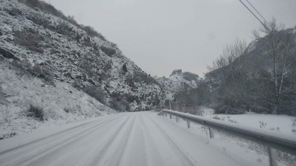 Piden transitar con precaución en las rutas cordilleranas por la nieve. Fuente: (Lacar Digital).