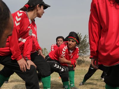 Mujeres que jugaban futbol en Afganistán temen por sus vidas