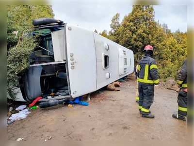 Cinco personas con heridas graves tras el vuelco de un colectivo con 47 pasajeros en la ruta de Villa Traful