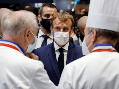 Le tiraron un huevo a Emmanuel Macron durante una visita: el video