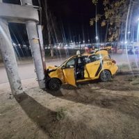 Un conductor borracho y sin seguro provocó un grave choque contra un taxista en la avenida Mosconi