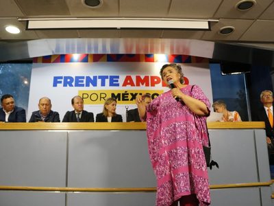 "Me encanta que Xóchitl Gálvez se vista como yo", dice Beatriz Paredes al registrarse en el Frente