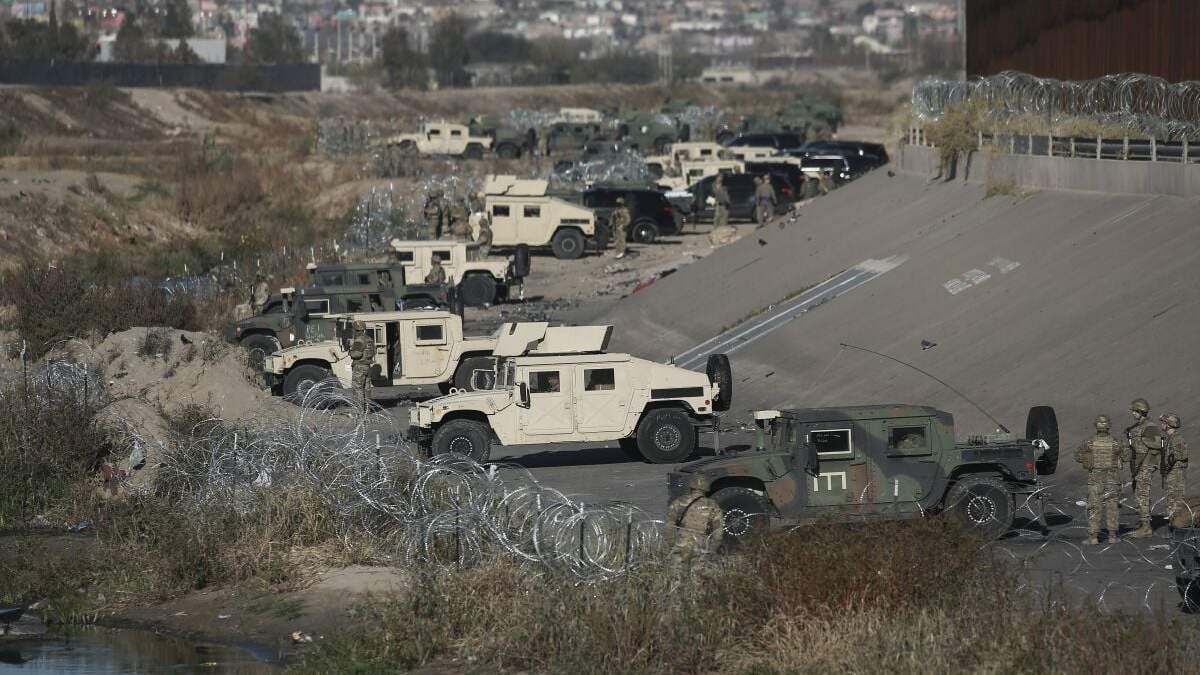 El ejército estadunidense protege la frontera de El Paso con México, visto desde Ciudad Juárez