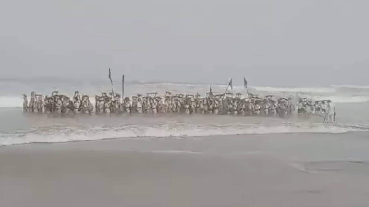 Los elementos de la GN entraron al mar con los brazos en alto, cargando sus armas