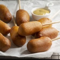 Brochetas crujientes de puré de papa, salchicha y queso: tentate con la opción ideal para picotear entre amigos