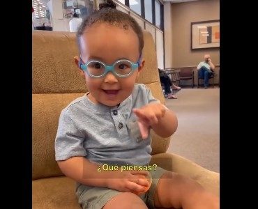 Niño de Texas conmueve con su reacción al ver con claridad a su mamá por primera vez