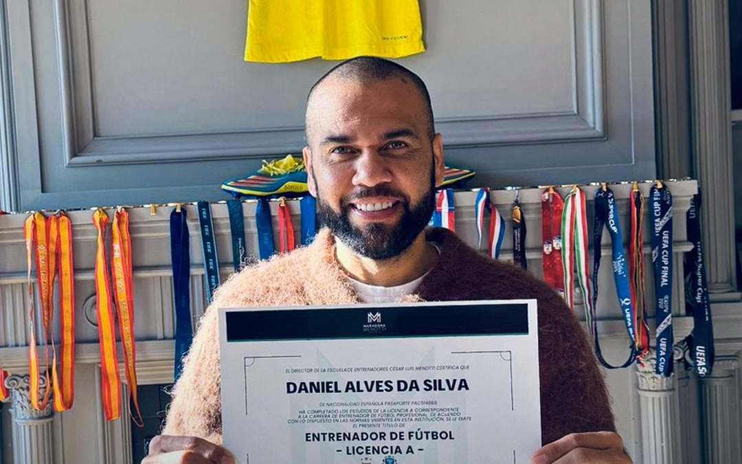 Dani Alves planea su regreso al futbol como jugador y dueño de un equipo