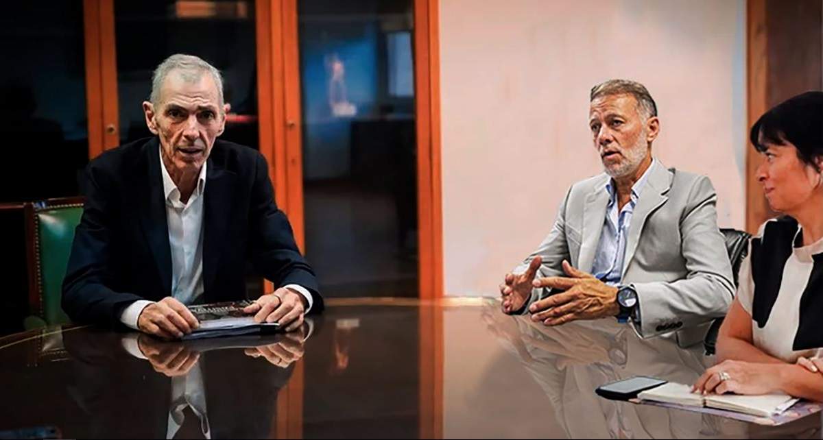 El secretario de Energía de la Nación y los funcionarios de Neuquén y Río Negro. Fuente: (Gobierno de Neuquén)