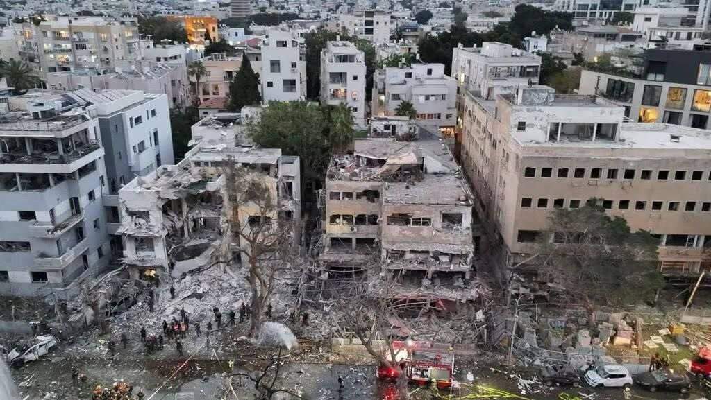 Ataque iraní en la zona residencial de Petah Tikva mata a cuatro civiles