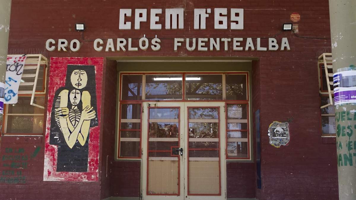 El edificio del CPEM 19 volvió a ser blanco de ataques vandálicos. Fuente: (Emiliano Ortiz)