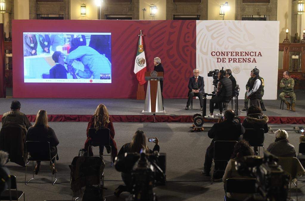 En la conferencia mañanera se difundió la vacunación de funcionarios de salud