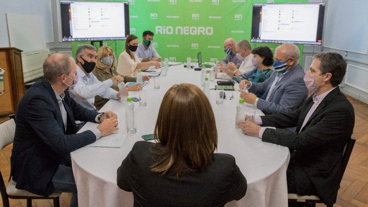Reunión encabezada por la gobernadora de Río Negro, Arabela Carreras. Fuente: (Twitter)