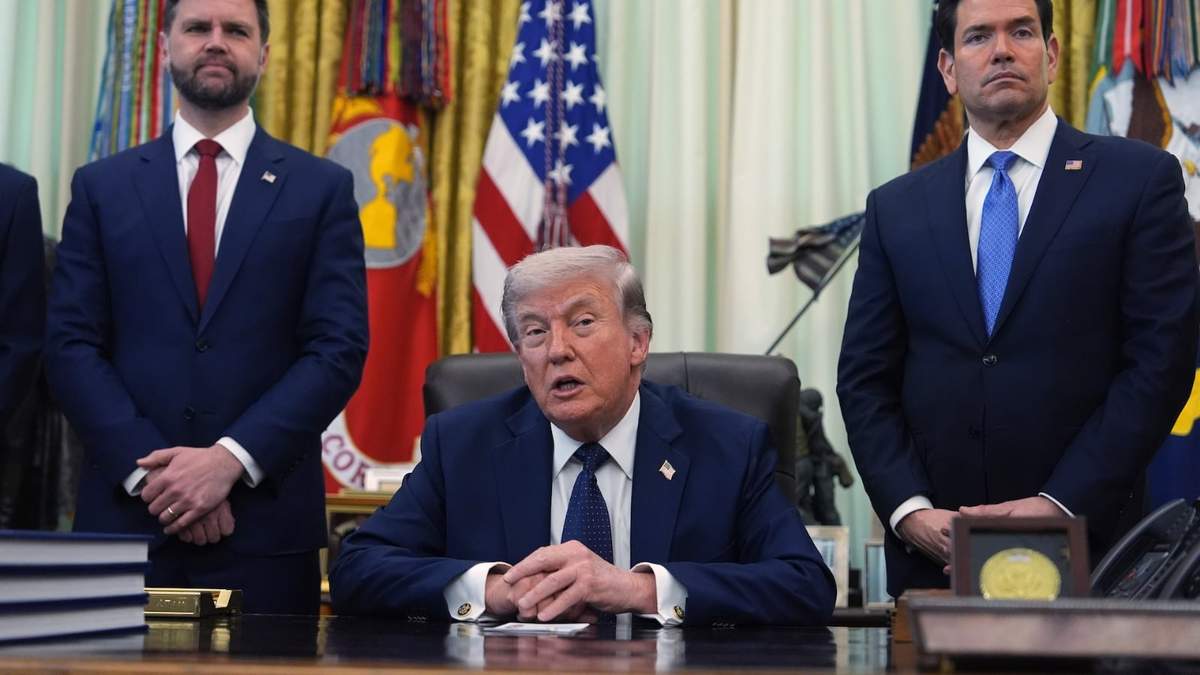 Donald Trump habla mientras lo escuchan el vicepresidente JD Vance y el secretario de Estado Marco Rubio
