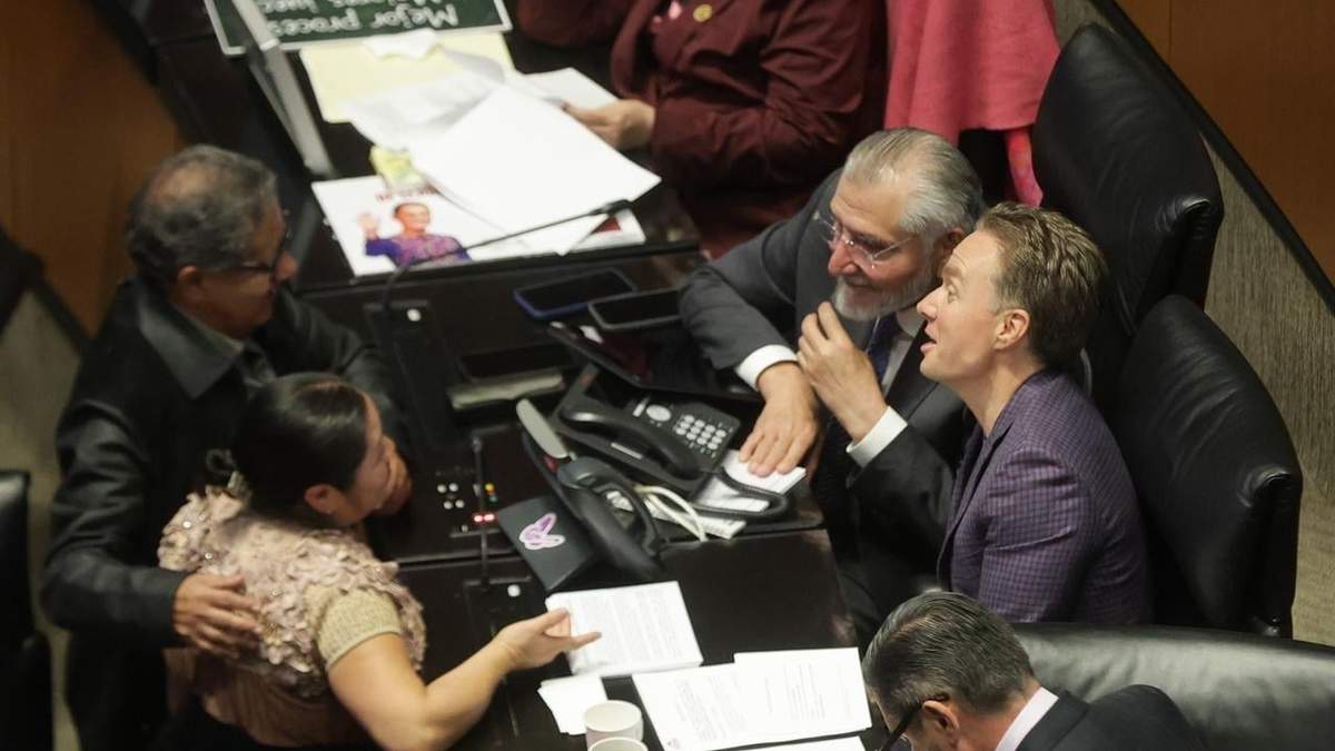 Senadores en sesión