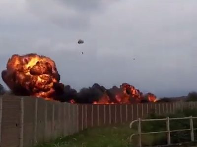 Una niña de 5 años murió al estrellarse un avión durante una exhibición aérea (Video)