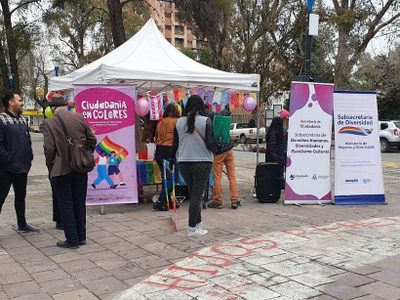 Pintarán la vereda del paseo de la Diversidad con la bandera del orgullo gay
