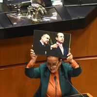 "¿Cuál puta democracia han defendido?" reclama senadora de Morena a defensores del INE