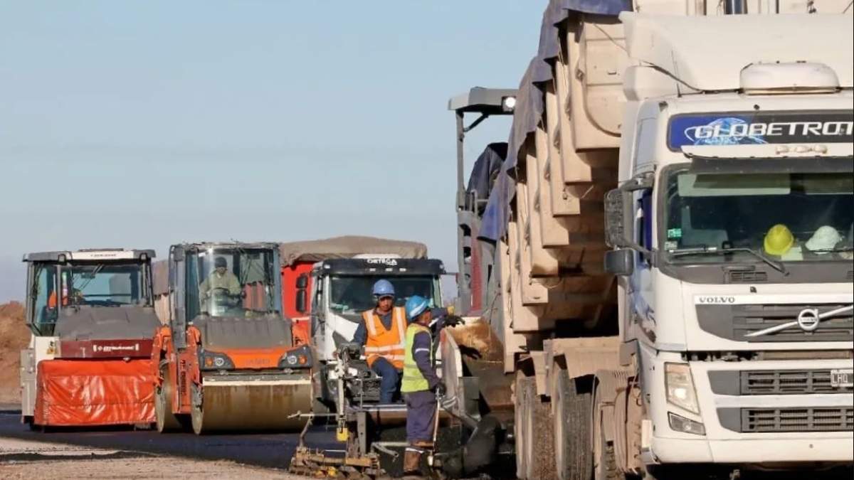 Continúan las tareas de asfalto sobre el tramo de Las Cortaderas de la Ruta Provincial 7. Fuente: (Neuquén Informa)