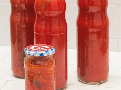 No tires las botellas de vidrio si se termina la salsa de tomate: dales este increíble uso en casa