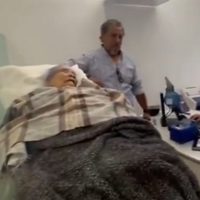 Mujer de 96 años es obligada a acudir en camilla a una sucursal de BBVA (Video)