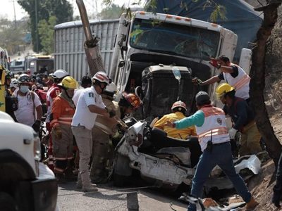 Choca autobús con estudiantes de preparatoria en Chiapas; hay 30 heridos