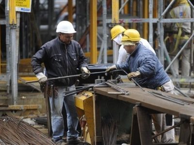 La actividad económica cayó 2,6% en febrero: industria y comercio, los más golpeados