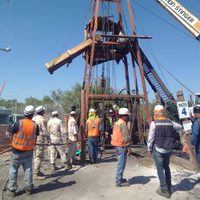 Rescate de mineros en Coahuila: Buzo del Ejército realiza inmersión en pozo