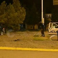 Zapala: jóvenes escapaban de una persecución policial, chocando el auto en la rotonda